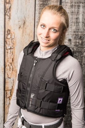 Harry's Horse SlimFit bodyprotector gedragen door een amazone