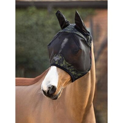 LeMieux Visor-Tek half donkergroen Afbeelding van eeen paard met de LeMieux Visor-Tek Half in de kleur donkergroen
