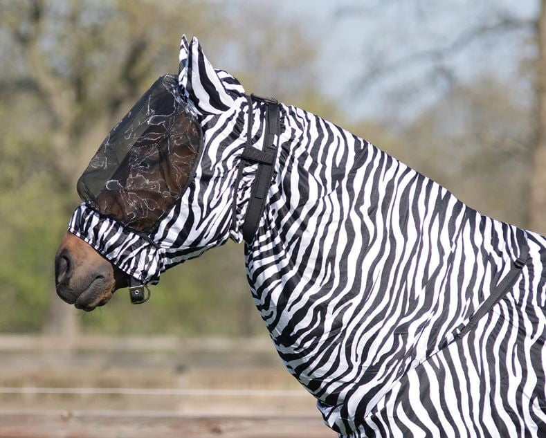 QHP Eczeem masker zebra Afbeelding van een paard met de QHP eczeem masker in de kleur zebra